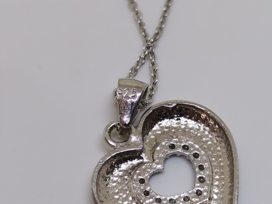 MARGAZİT TAŞLARLA SÜSLÜ KALP FORMLU GÜMÜŞ KOLYE