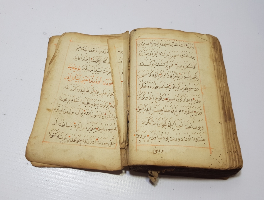 OSMANLI DÖNEMİ SAFRAN VE MÜREKKEPLE YAZILMIŞ NADİR AKAİT KİTABI