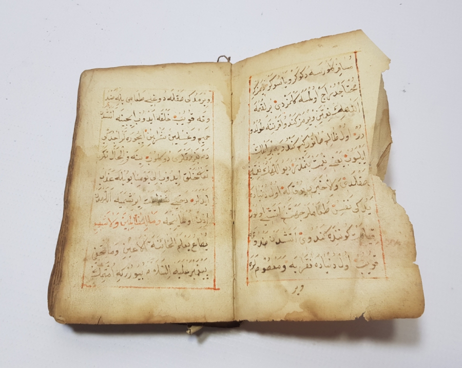 OSMANLI DÖNEMİ SAFRAN VE MÜREKKEPLE YAZILMIŞ NADİR AKAİT KİTABI