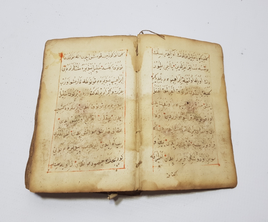 OSMANLI DÖNEMİ SAFRAN VE MÜREKKEPLE YAZILMIŞ NADİR AKAİT KİTABI