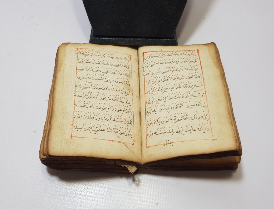 OSMANLI DÖNEMİ SAFRAN VE MÜREKKEPLE YAZILMIŞ NADİR AKAİT KİTABI