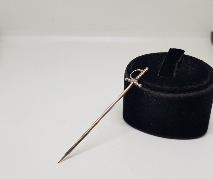 OSMANLI DÖNEMİ KILIÇ FORMUNDA GÜMÜŞ İĞNE