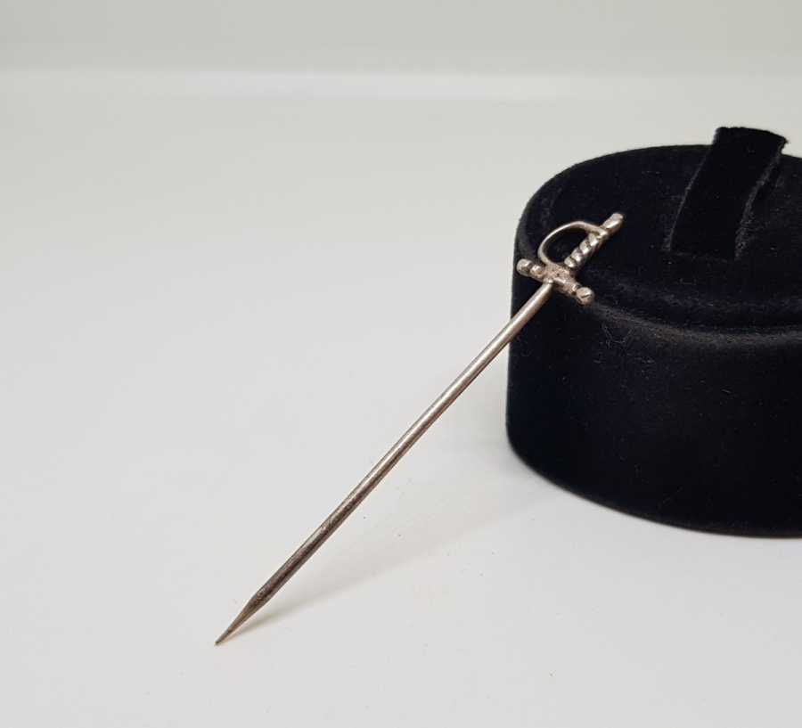 OSMANLI DÖNEMİ KILIÇ FORMUNDA GÜMÜŞ İĞNE