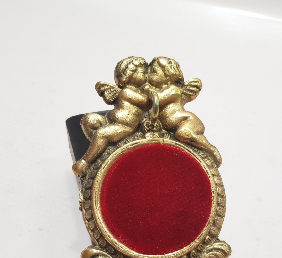 KABARTMA İŞÇİLİKLİ ANTİKA METAL SAAT STANDI