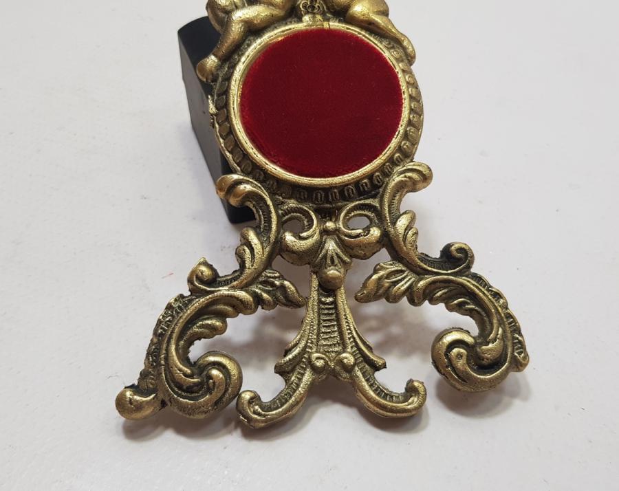 KABARTMA İŞÇİLİKLİ ANTİKA METAL SAAT STANDI