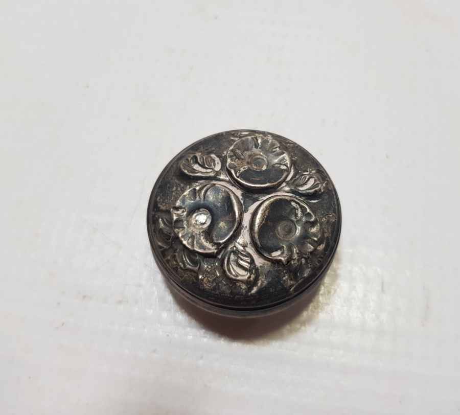 KABARTMA İŞÇİLİKLİ ANTİKA GÜMÜŞ KAPAKLI KUTU