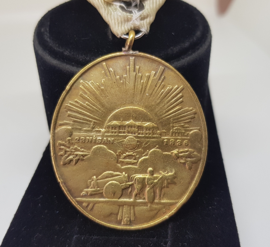 ÇOK NADİR BEYAZ KURDELALI İSTİKLAL MADALYASI