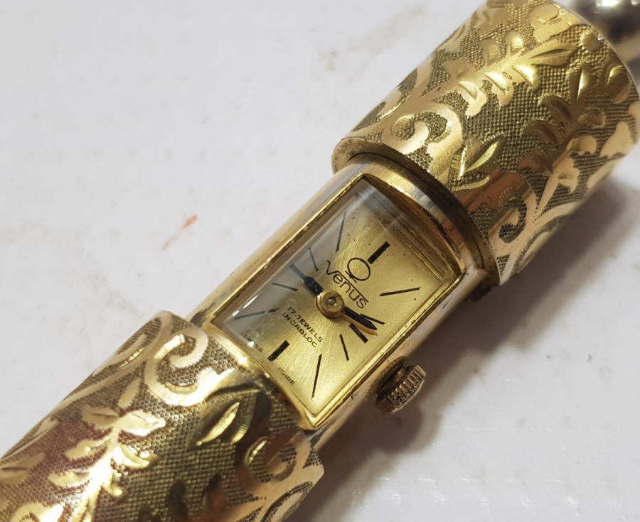 KABARTMA İŞÇİLİKLİ VE ALTIN KAPLAMA ZENUS MARKA İSVİÇRE YAPIMI NADİR FORMDA KURMALI KOLYE SAAT