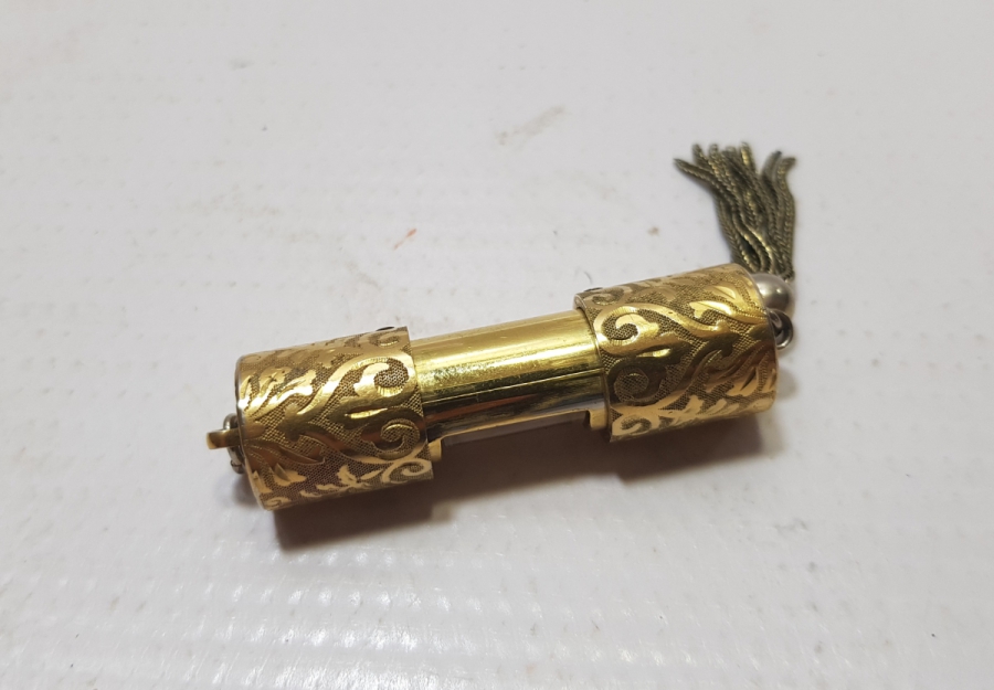 KABARTMA İŞÇİLİKLİ VE ALTIN KAPLAMA ZENUS MARKA İSVİÇRE YAPIMI NADİR FORMDA KURMALI KOLYE SAAT