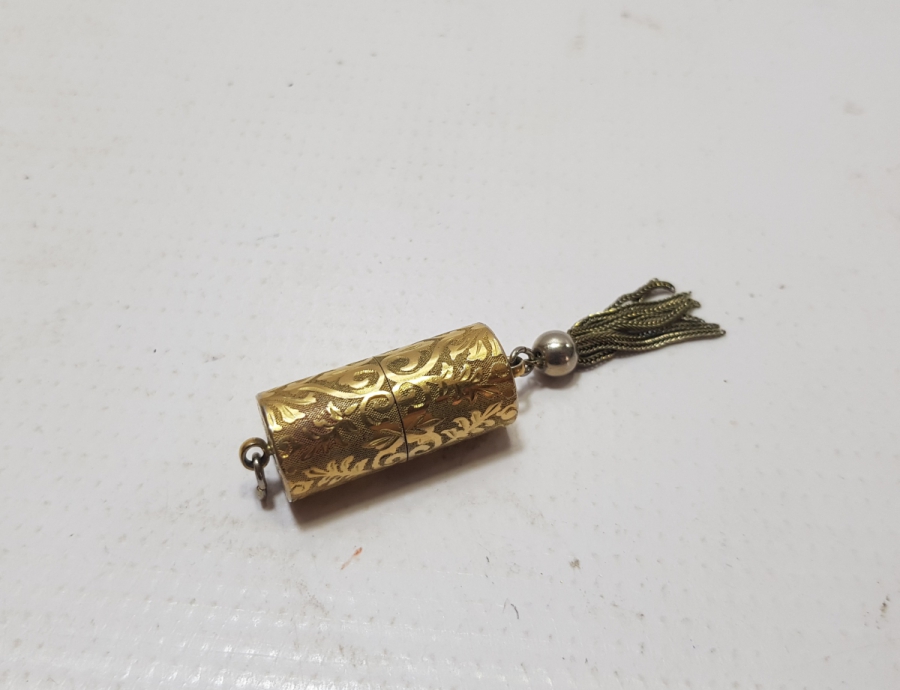 KABARTMA İŞÇİLİKLİ VE ALTIN KAPLAMA ZENUS MARKA İSVİÇRE YAPIMI NADİR FORMDA KURMALI KOLYE SAAT