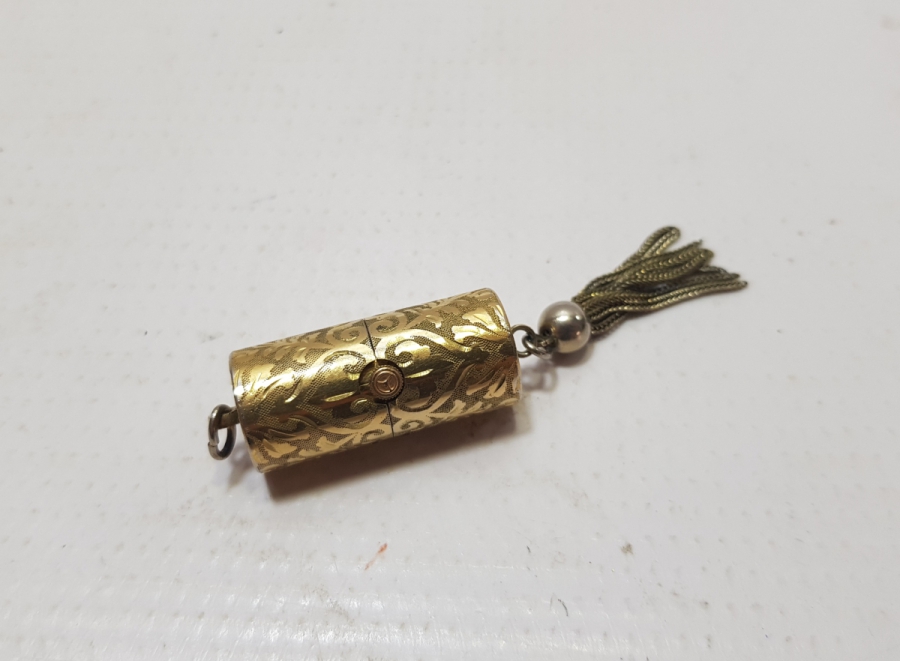 KABARTMA İŞÇİLİKLİ VE ALTIN KAPLAMA ZENUS MARKA İSVİÇRE YAPIMI NADİR FORMDA KURMALI KOLYE SAAT