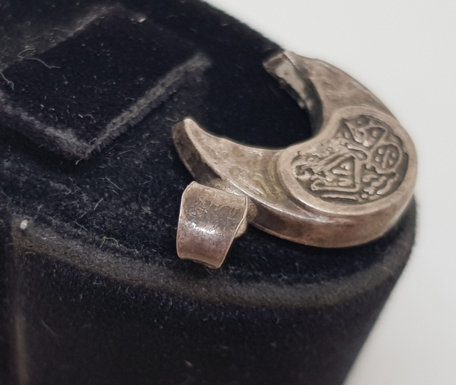 HİLAL FORMUNDA İÇİNDE DUASI İLE GÜMÜŞTEN MAMUL CEVŞEN-İ KEBİR