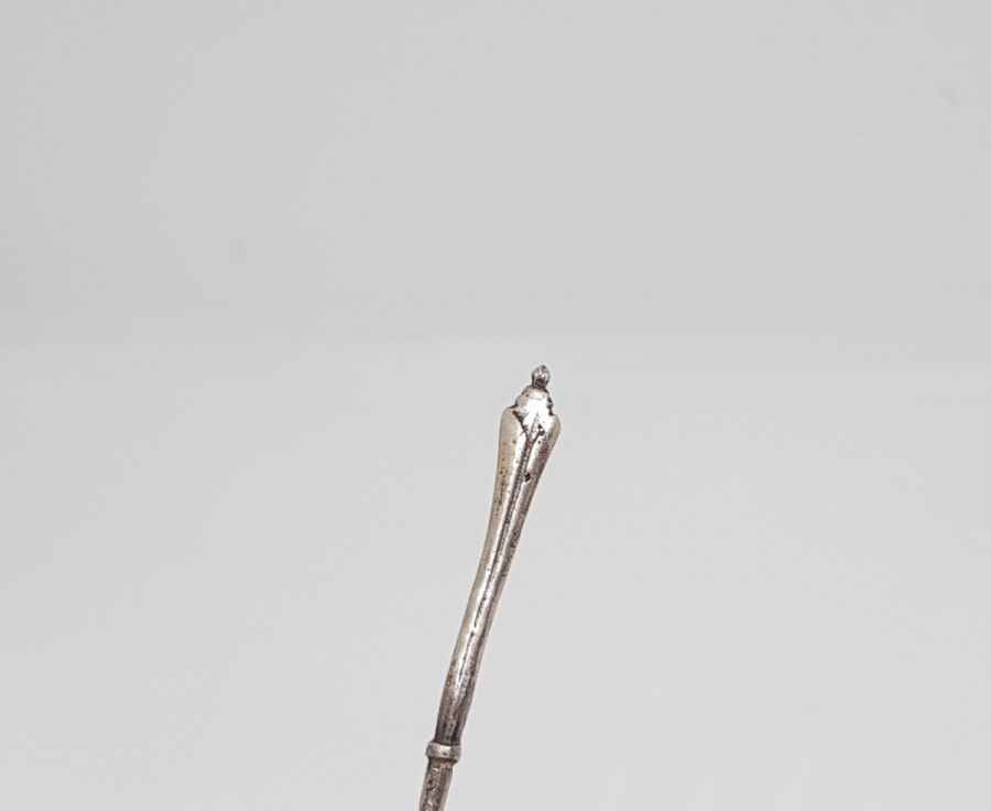 ÜST KISMI LALE FORMUNDA OSMANLI DÖNEMİ GÜMÜŞ İĞNE