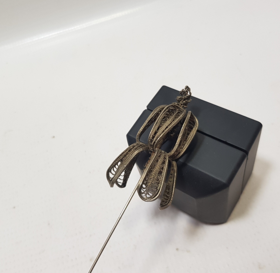 ANTİKA EL YAPIMI TELKARİ İŞÇİLİKLİ GÜMÜŞ KAPLAMA ÇİÇEK FİGÜRÜ