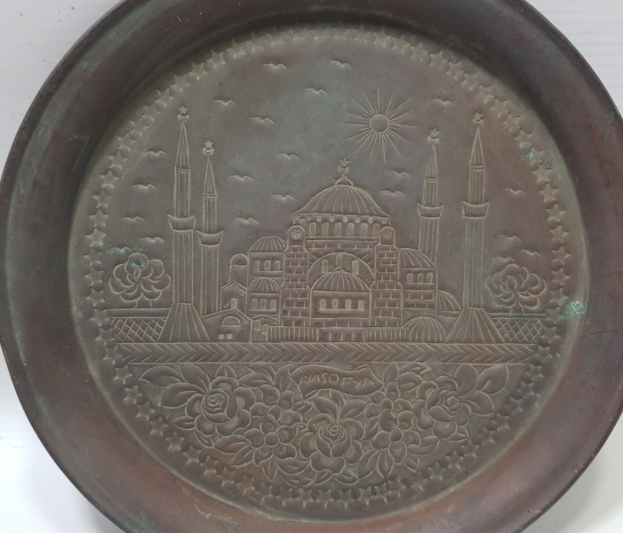 CUMHURİYET BAŞLARI KABARTMA VE KALEM İŞÇİLİKLİ AYASOFYA GÖRSELLİ ANTİKA BAKIR KAHVE TEPSİSİ