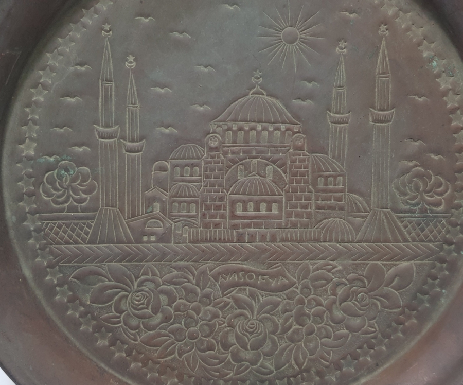 CUMHURİYET BAŞLARI KABARTMA VE KALEM İŞÇİLİKLİ AYASOFYA GÖRSELLİ ANTİKA BAKIR KAHVE TEPSİSİ