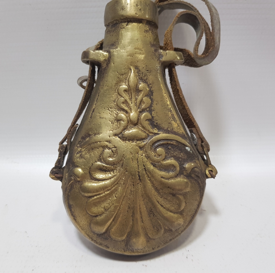 ORİJİNAL DERİ ASKISIYLA ANTİKA BRONZ BARUTLUK