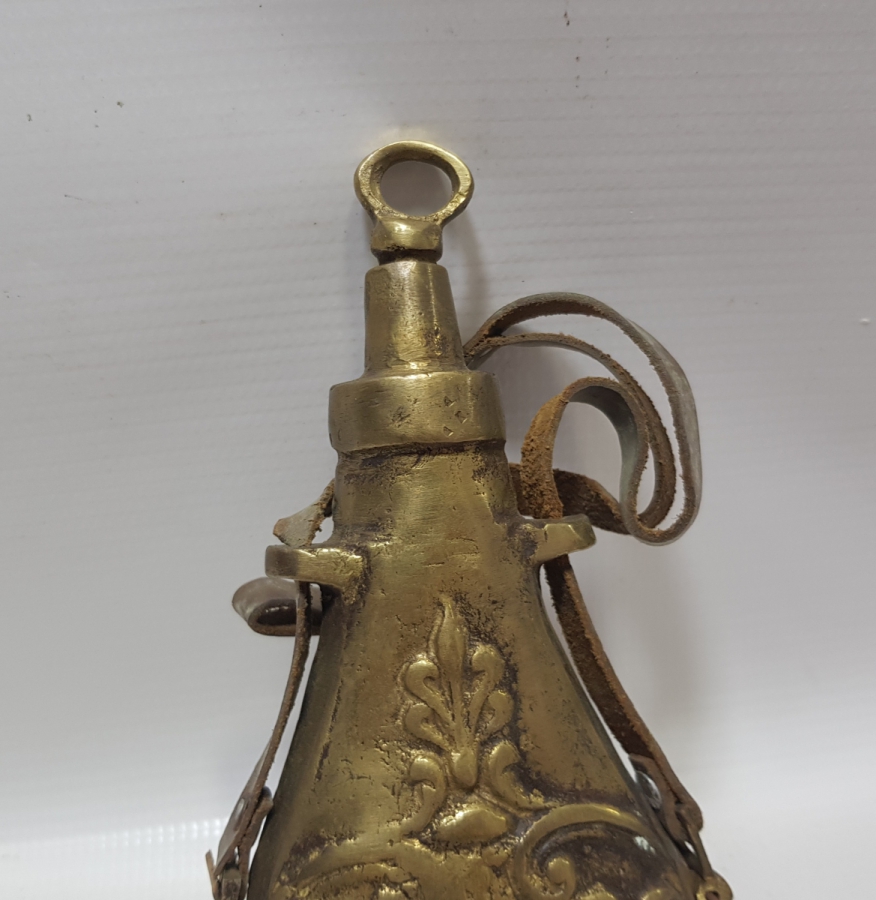 ORİJİNAL DERİ ASKISIYLA ANTİKA BRONZ BARUTLUK