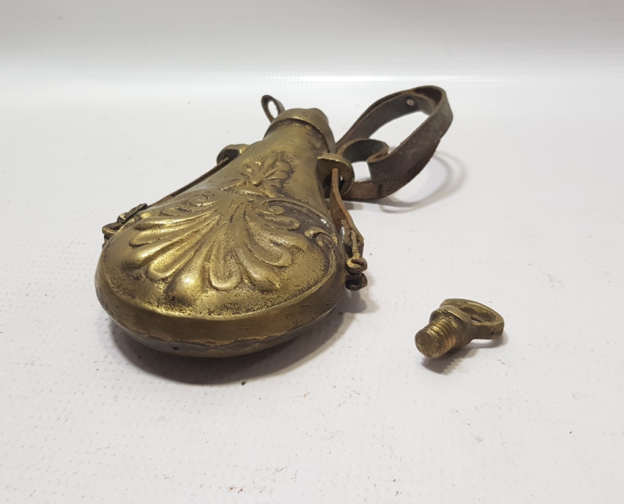 ORİJİNAL DERİ ASKISIYLA ANTİKA BRONZ BARUTLUK