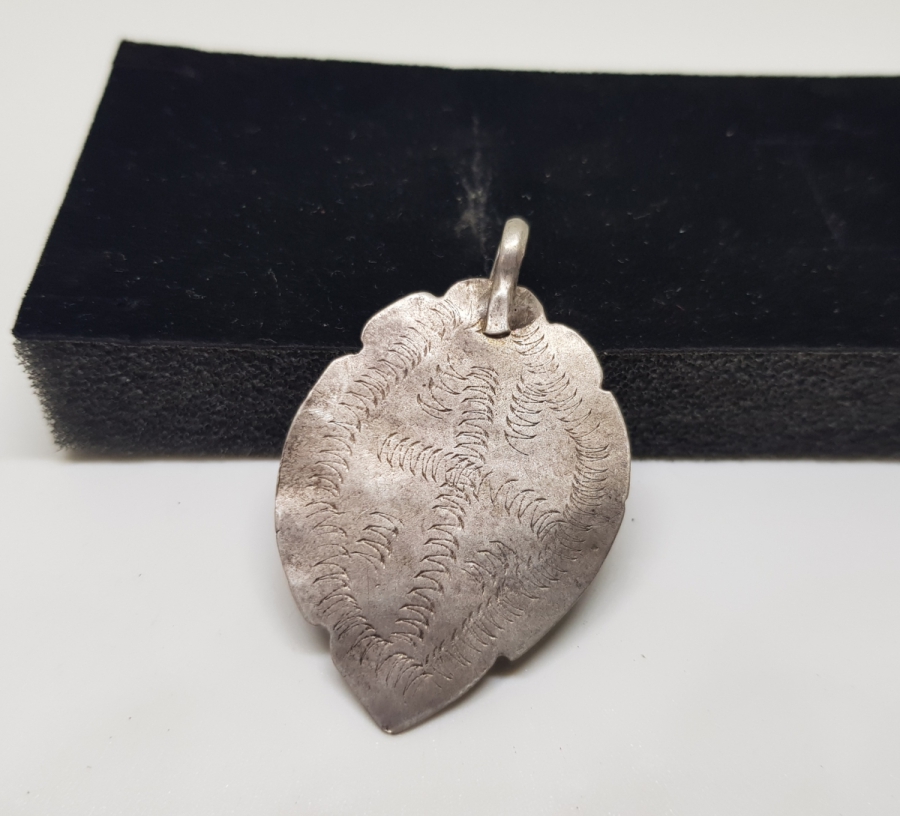 ÜZERİ KALEM İŞÇİLİKLİ OSMANLI DÖNEMİ YAPRAK FORMLU GÜMÜŞ KOLYE UCU