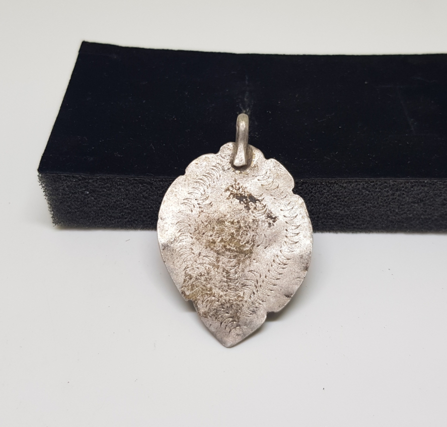 ÜZERİ KALEM İŞÇİLİKLİ OSMANLI DÖNEMİ YAPRAK FORMLU GÜMÜŞ KOLYE UCU