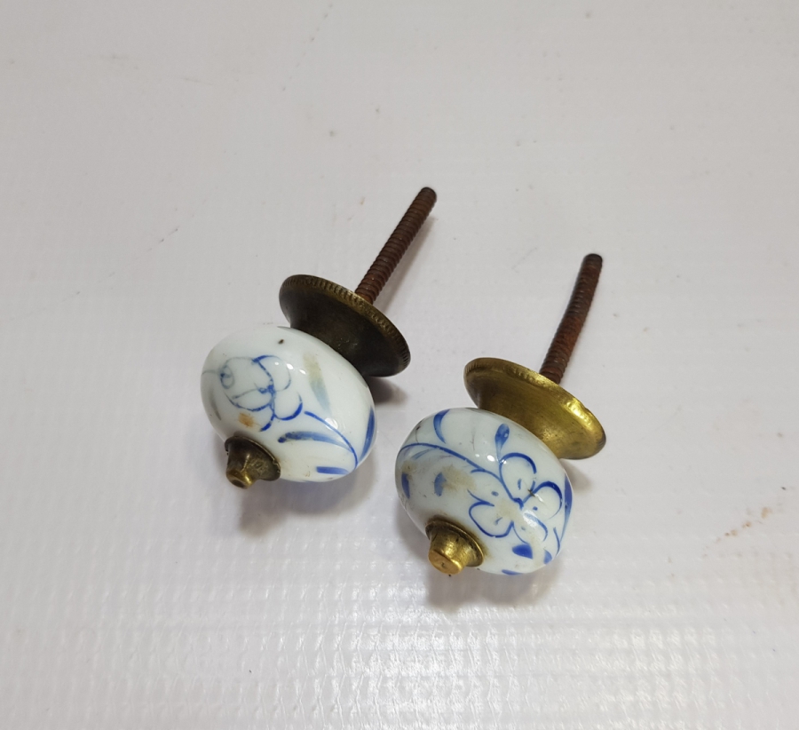 ÜZERİ EL BOYAMA İŞÇİLİKLİ OSMANLI DÖNEMİ İKİ ADET PORSELEN ÇEKMECE KULBU