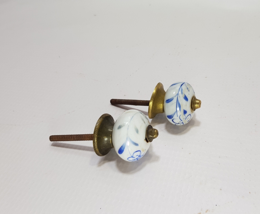 ÜZERİ EL BOYAMA İŞÇİLİKLİ OSMANLI DÖNEMİ İKİ ADET PORSELEN ÇEKMECE KULBU