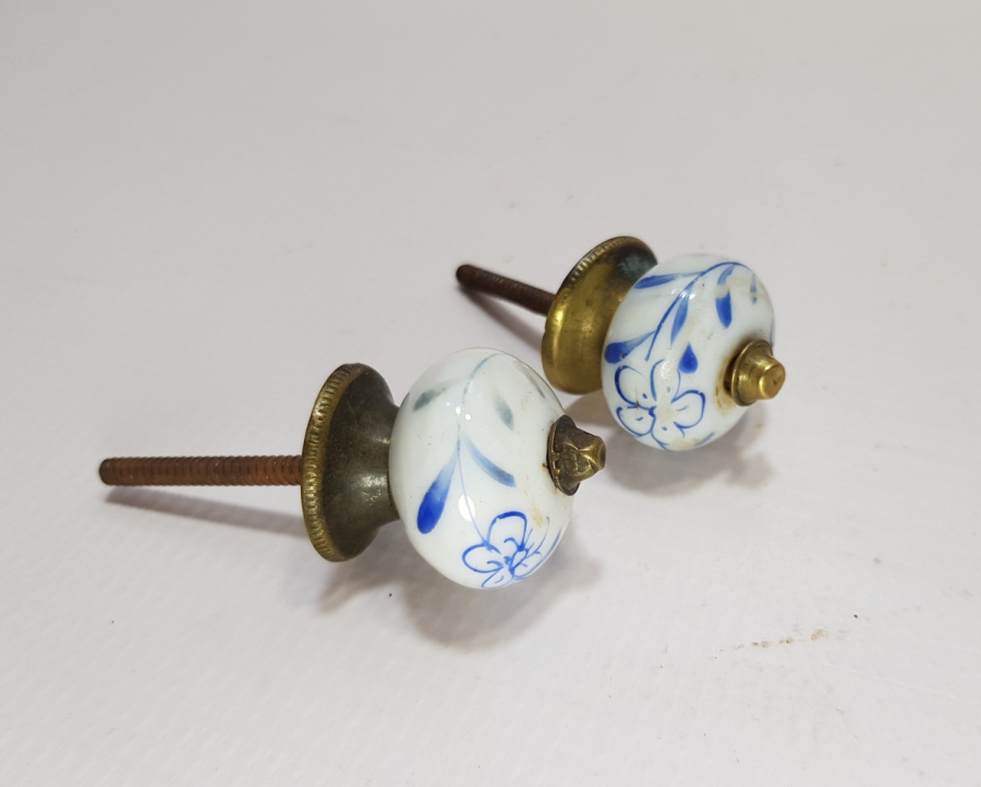 ÜZERİ EL BOYAMA İŞÇİLİKLİ OSMANLI DÖNEMİ İKİ ADET PORSELEN ÇEKMECE KULBU