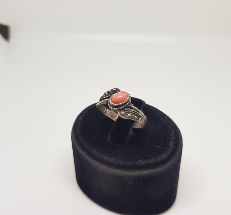 ÜZERİ MERCAN TAŞLI VE KABARTMA İŞÇİLİKLİ ÖZEL YAPIM GÜMÜŞ YÜZÜK