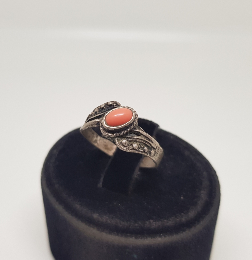 ÜZERİ MERCAN TAŞLI VE KABARTMA İŞÇİLİKLİ ÖZEL YAPIM GÜMÜŞ YÜZÜK