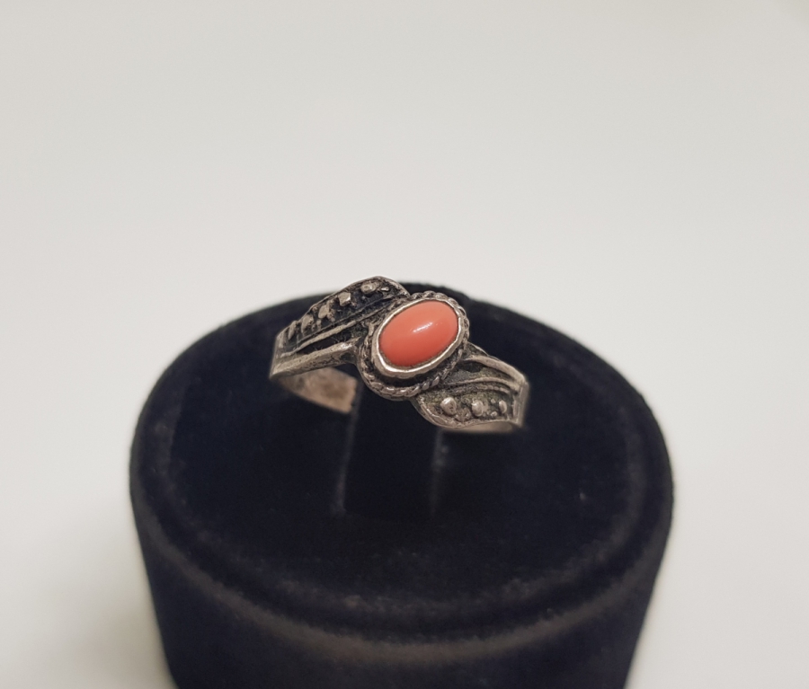 ÜZERİ MERCAN TAŞLI VE KABARTMA İŞÇİLİKLİ ÖZEL YAPIM GÜMÜŞ YÜZÜK