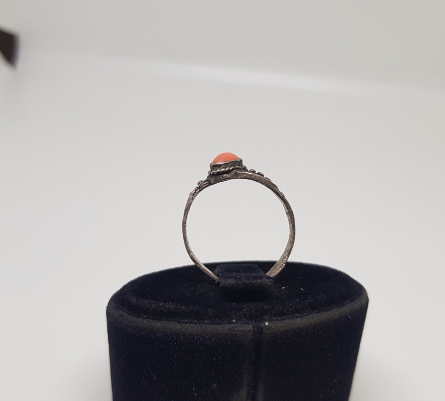 ÜZERİ MERCAN TAŞLI VE KABARTMA İŞÇİLİKLİ ÖZEL YAPIM GÜMÜŞ YÜZÜK