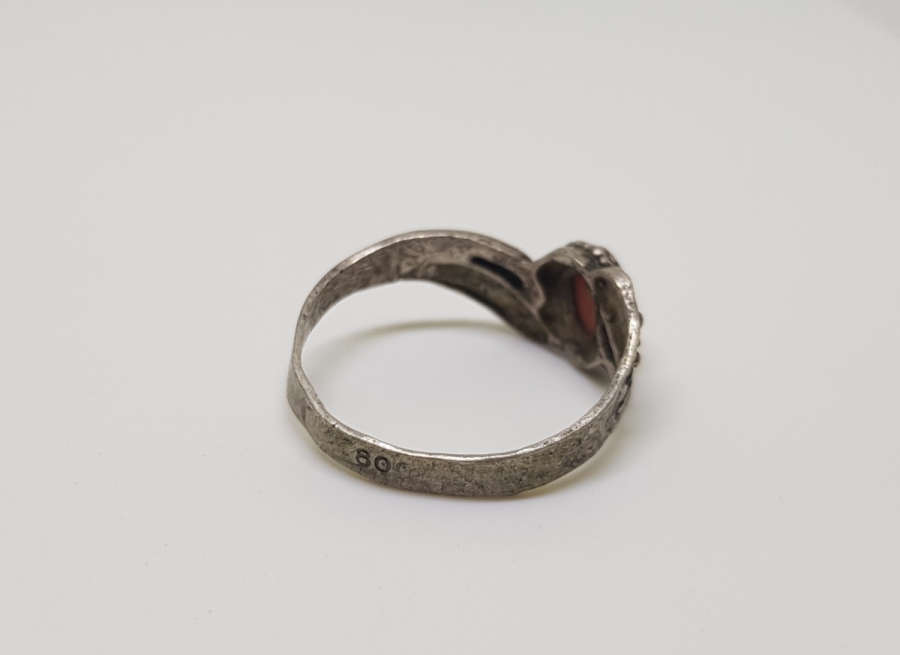 ÜZERİ MERCAN TAŞLI VE KABARTMA İŞÇİLİKLİ ÖZEL YAPIM GÜMÜŞ YÜZÜK