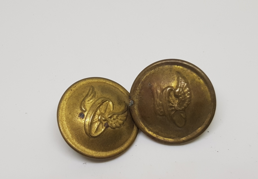 UÇAN TEKERLEK GÖRSELLİ İKİ ADET ANTİKA KONDÜKTÖR DÜĞMESİ