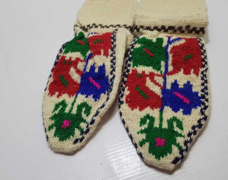 ÜZERİ KARANFİLLİ VE LEYLEKLİ NADİR HAMİLELİK ALAMETİ ÇORAP