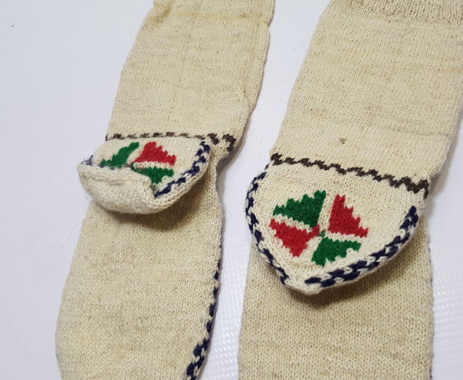 ÜZERİ KARANFİLLİ VE LEYLEKLİ NADİR HAMİLELİK ALAMETİ ÇORAP