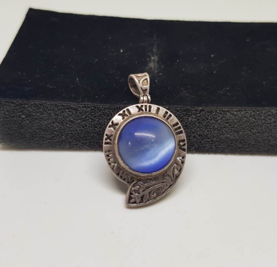 ÜZERİ DOĞAL TAŞLI VİRGÜL FORMLU GÜMÜŞ KOLYE UCU