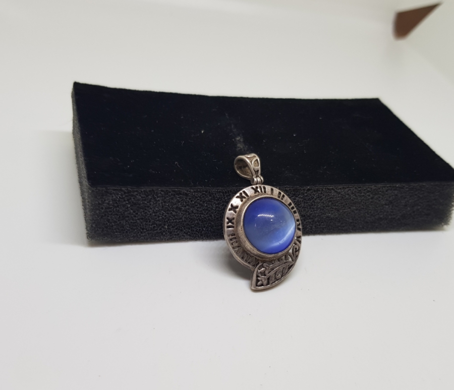 ÜZERİ DOĞAL TAŞLI VİRGÜL FORMLU GÜMÜŞ KOLYE UCU