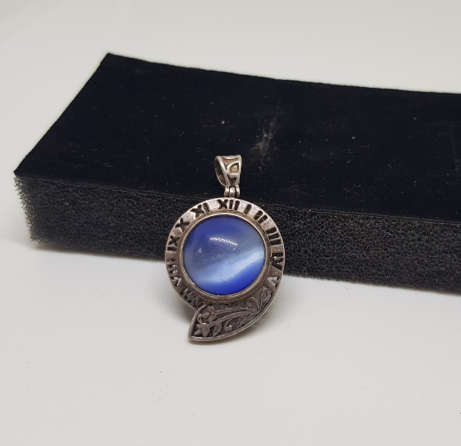 ÜZERİ DOĞAL TAŞLI VİRGÜL FORMLU GÜMÜŞ KOLYE UCU