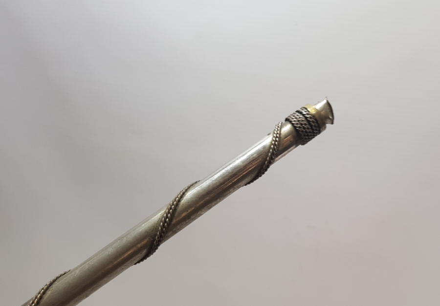 ÜZERİ KABARTMA İŞÇİLİKLİ VE GÜMÜŞ KAPLAMA ANTİKA ŞEMSİYE SAPI