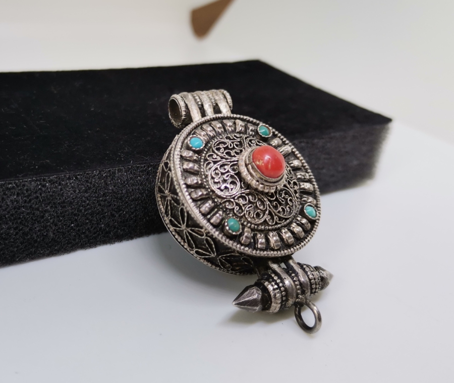 ÜZERİ DOĞAL TAŞLARLA SÜSLÜ KABARTMA İŞÇİLİKLİ GÜMÜŞ KOLYE UCU