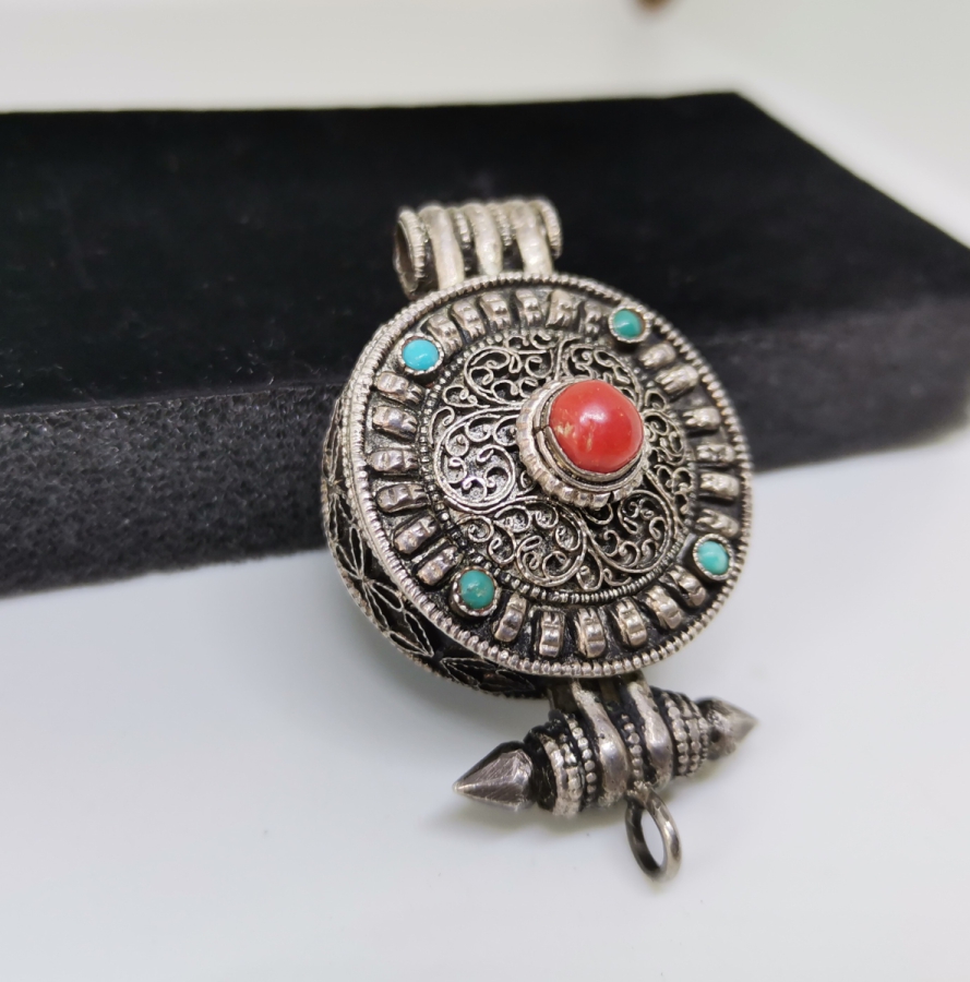 ÜZERİ DOĞAL TAŞLARLA SÜSLÜ KABARTMA İŞÇİLİKLİ GÜMÜŞ KOLYE UCU