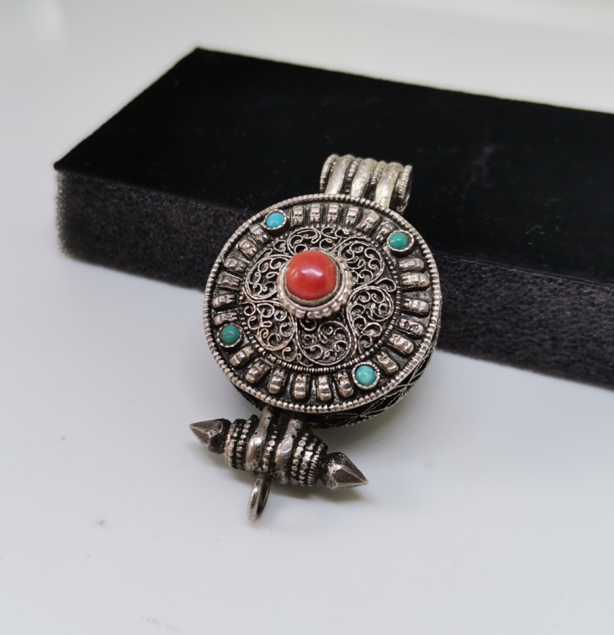 ÜZERİ DOĞAL TAŞLARLA SÜSLÜ KABARTMA İŞÇİLİKLİ GÜMÜŞ KOLYE UCU