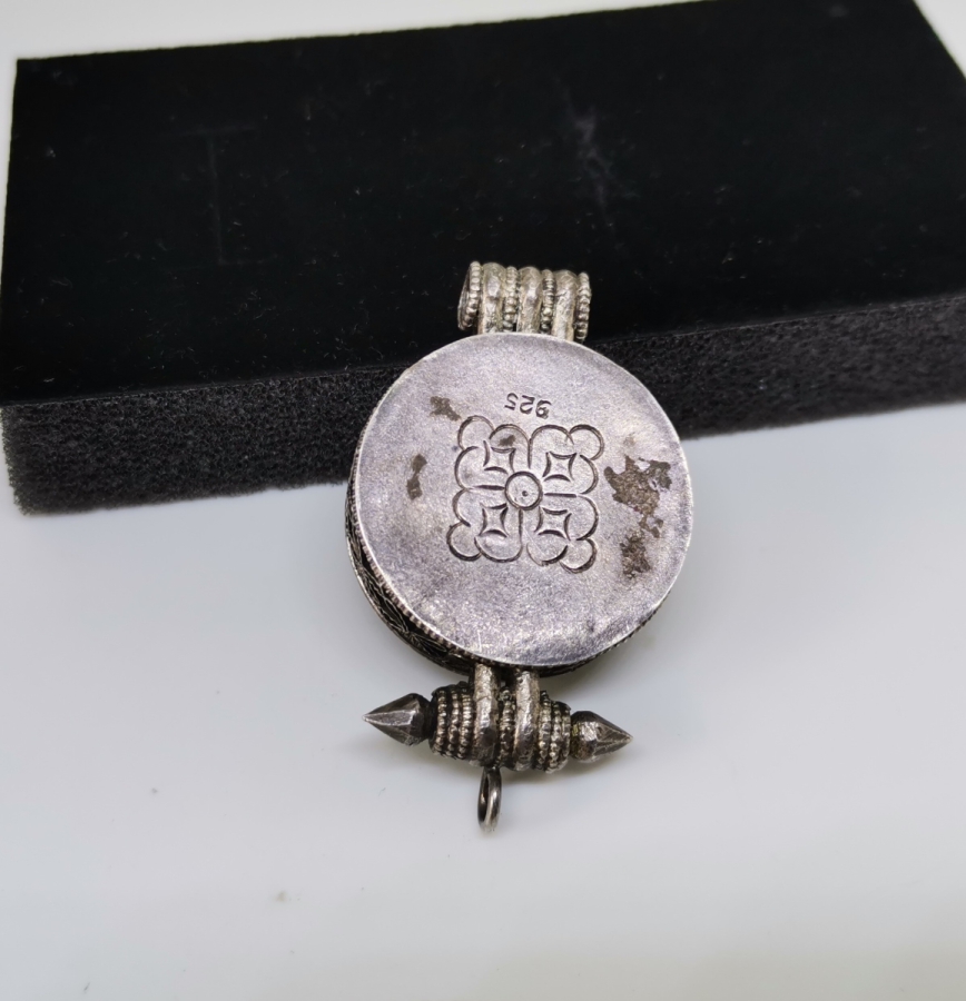 ÜZERİ DOĞAL TAŞLARLA SÜSLÜ KABARTMA İŞÇİLİKLİ GÜMÜŞ KOLYE UCU