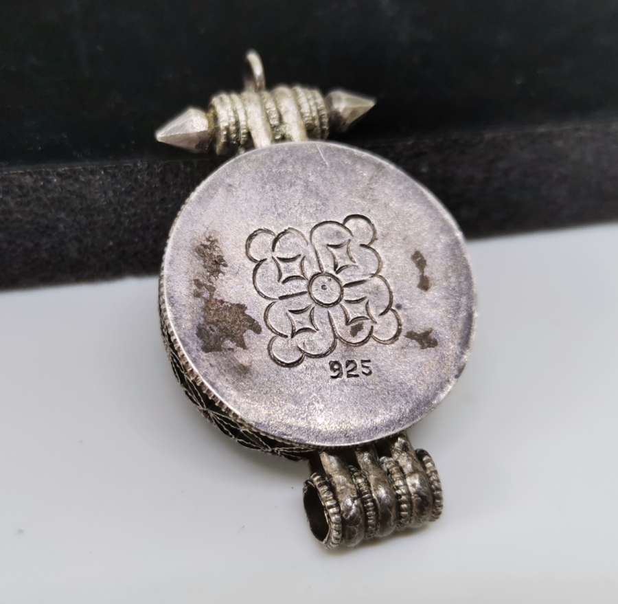 ÜZERİ DOĞAL TAŞLARLA SÜSLÜ KABARTMA İŞÇİLİKLİ GÜMÜŞ KOLYE UCU