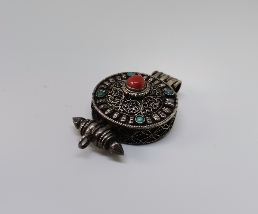 ÜZERİ DOĞAL TAŞLARLA SÜSLÜ KABARTMA İŞÇİLİKLİ GÜMÜŞ KOLYE UCU