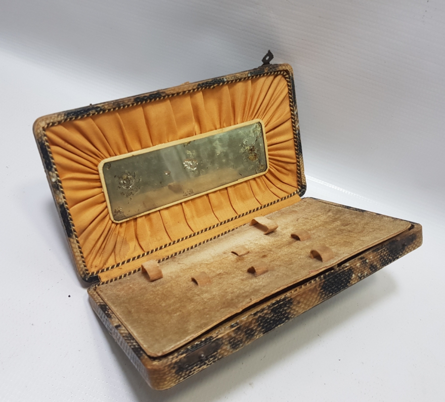 OSMANLI DÖNEMİ YILAN DERİSİNDEN MAMUL İÇİ TAŞ AYNALI KAPAKLI KUTU