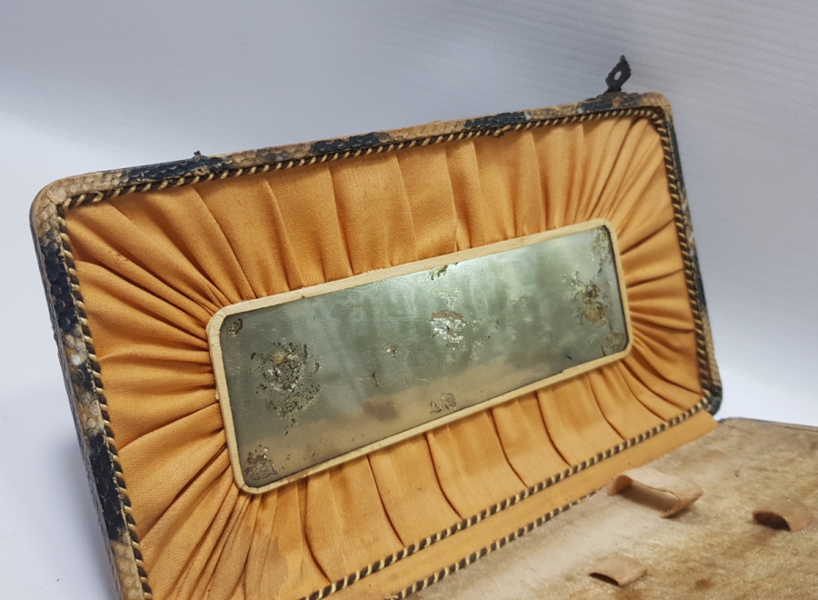 OSMANLI DÖNEMİ YILAN DERİSİNDEN MAMUL İÇİ TAŞ AYNALI KAPAKLI KUTU