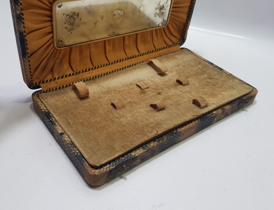 OSMANLI DÖNEMİ YILAN DERİSİNDEN MAMUL İÇİ TAŞ AYNALI KAPAKLI KUTU