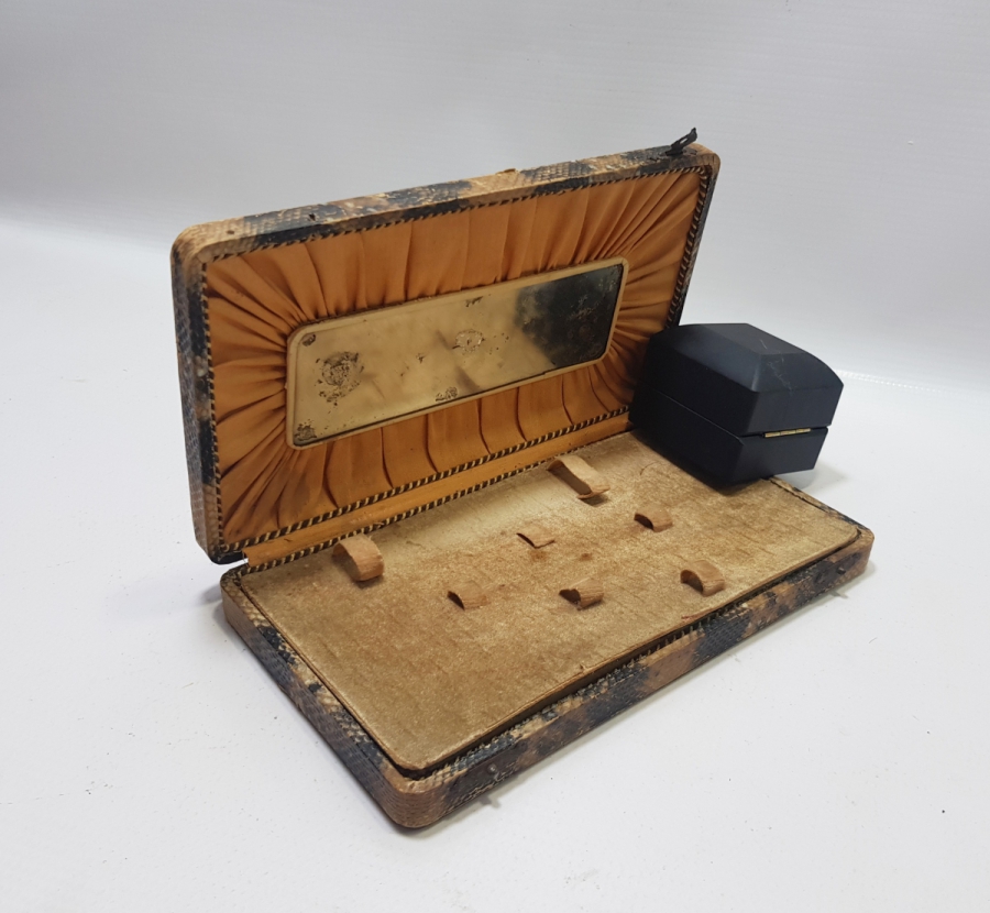 OSMANLI DÖNEMİ YILAN DERİSİNDEN MAMUL İÇİ TAŞ AYNALI KAPAKLI KUTU